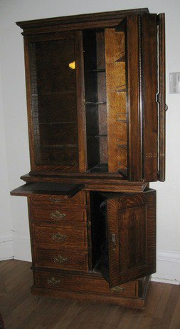 This doctor’s cabinet was used by the staff of the Nebraska State Tuberculosis Hospital. The Frank Museum was the residence of the hospital director and staff members